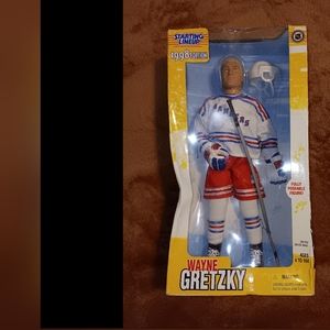 NIB 1998 Wayne Gretzky Starting Lineup figurine